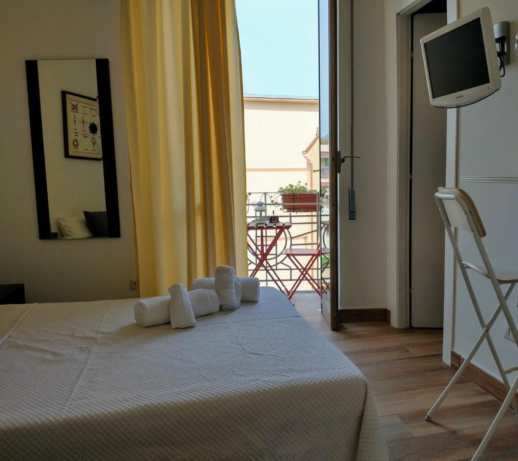 Mi Casa Tu Casa Hotell Formia Eksteriør bilde